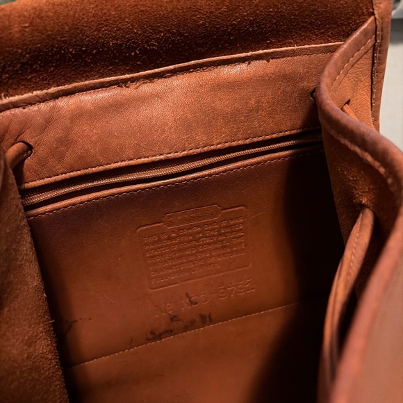 Well loved medium vintage Coach daypack turn lock in tan - Picture 6 of 10